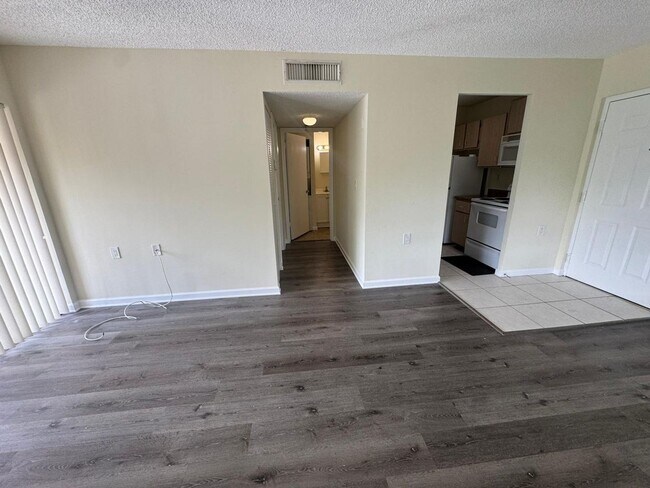 Building Photo - Spacious 1/1 Condo – Great Location!