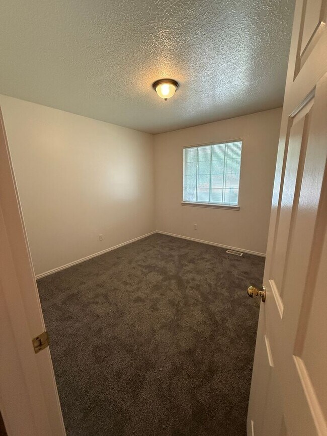 Building Photo - Dual-Living 6-Bed Rambler | 2 Kitchens & 2 Laundry Rooms!