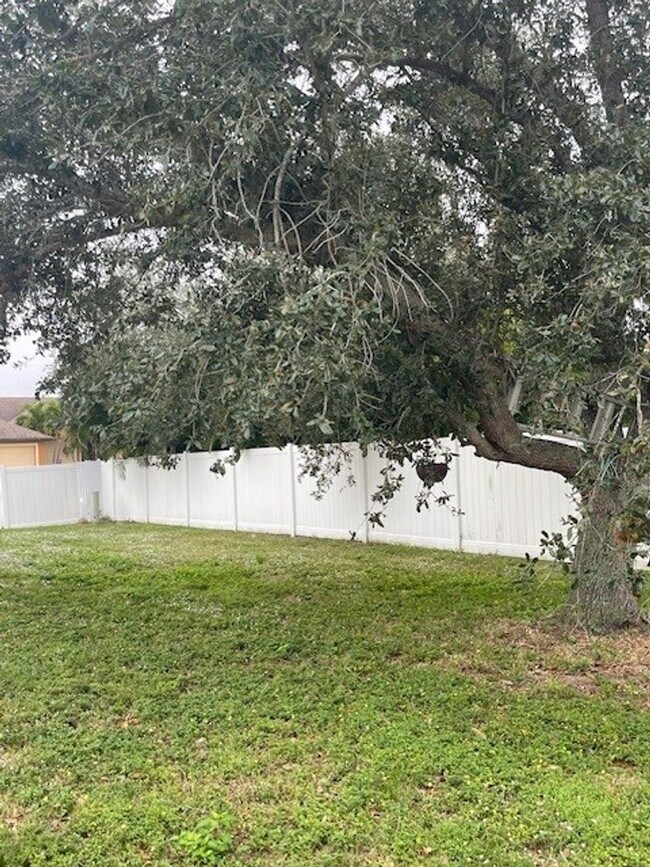 Building Photo - 910 SW 34th Terrace