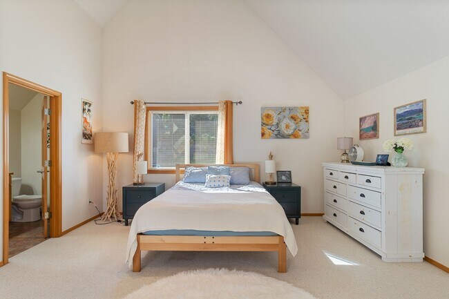 Building Photo - Luxurious Fully Furnished 3-Bedroom, 4-Bat...