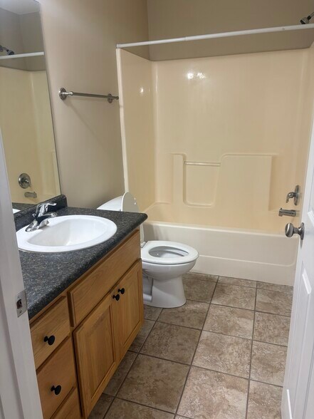 Building Photo - 112 Lakeview Commons Dr