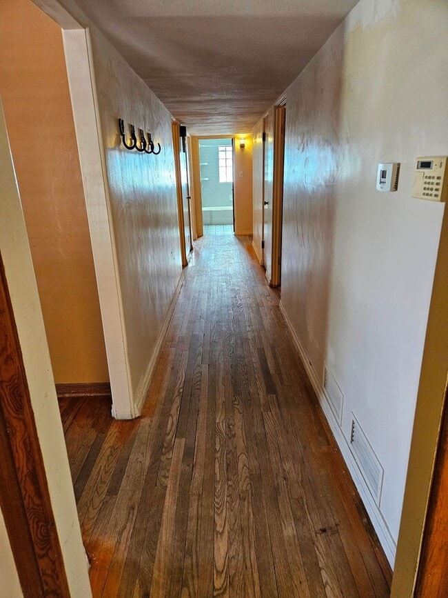 Building Photo - Beautiful Retro 3 Bd/2Ba Home Ready Lookin...