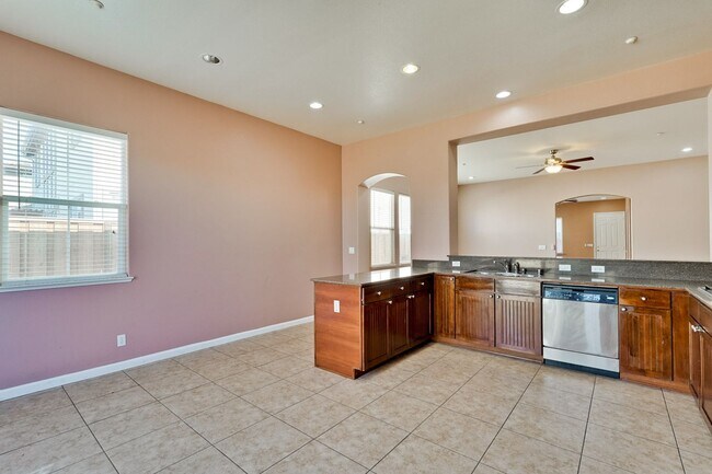 Building Photo - Spacious 3 Bedroom, 2 Bathroom Home with D...