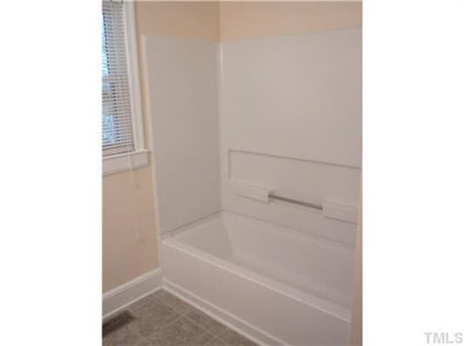 Building Photo - Spacious 4 Bed Close to Everything in Durham!
