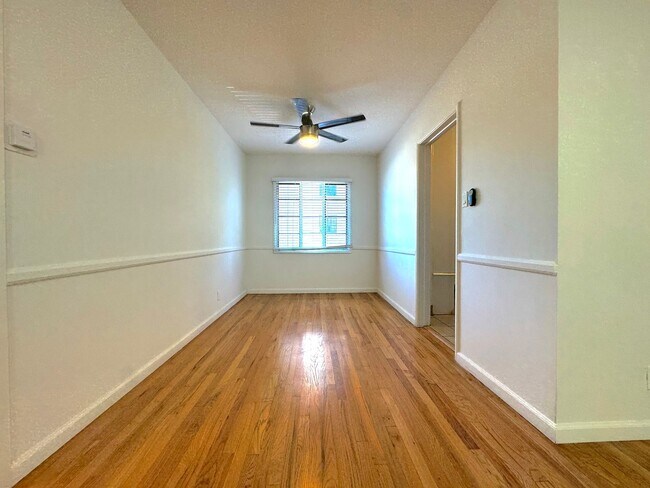 Building Photo - Top Floor Hollywood 1Bed/1Bath with Parkin...