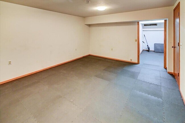 Building Photo - 136 N Lakewood Gardens Ln