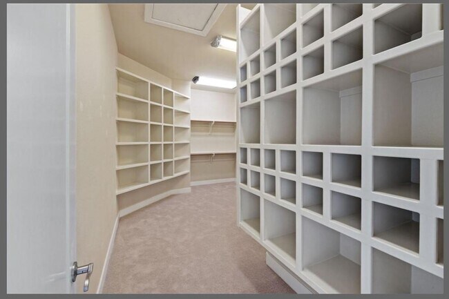 Building Photo - 1400 Camelback