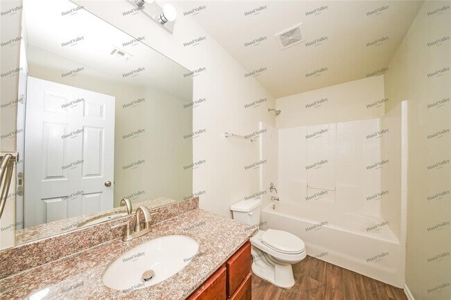 Building Photo - 10201 Hidden Village Dr