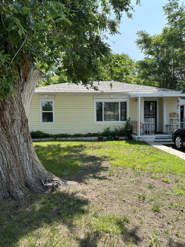 Building Photo - Don't Miss Out This 3 Bed/1 Bath Home in C...