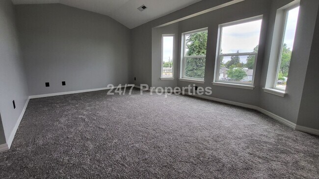Building Photo - Spacious and Modern 3-Story Townhome - Mol...