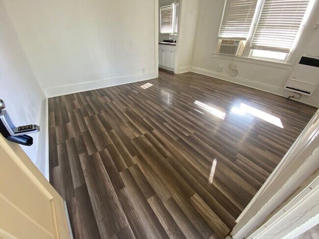Building Photo - 58 S Crimea St
