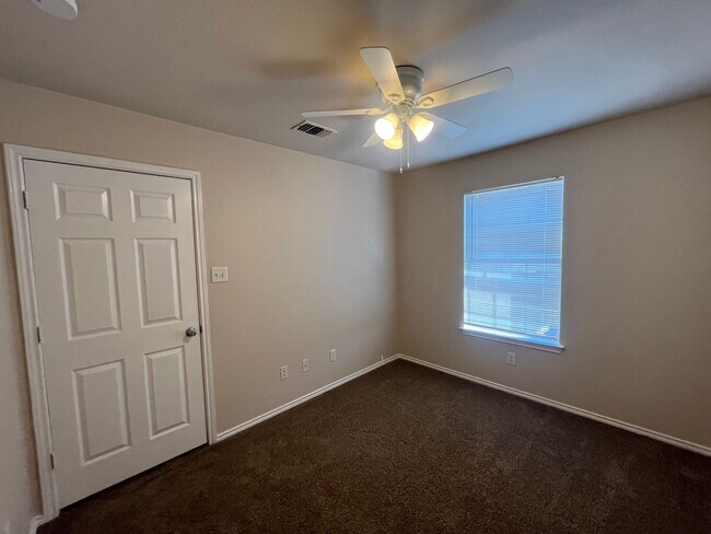 Building Photo - 5811 Golf Bend