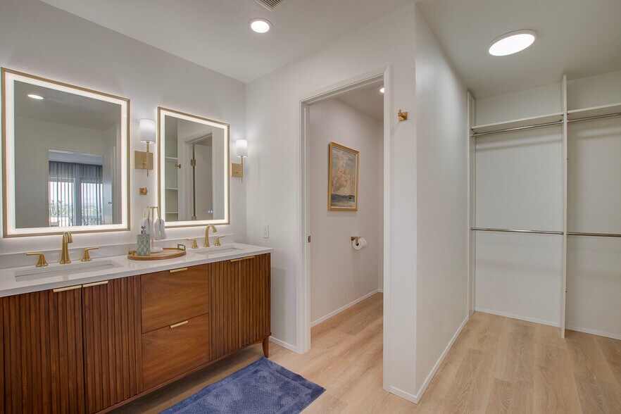 Building Photo - 8143 La Jolla Scenic Dr N