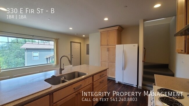 Building Photo - 330 E Fir St