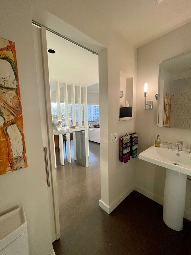 Guest Bathroom - 7135 Hollywood Blvd