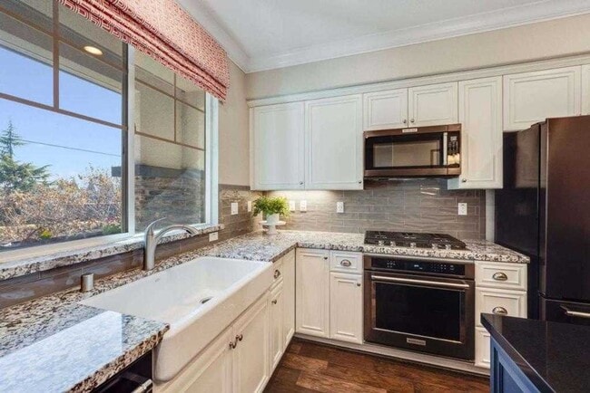 Building Photo - Luxury 3-Bed Townhouse in Hayward Just Built in 2019!