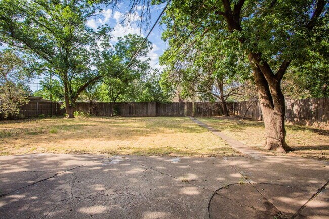 Building Photo - "Spacious 5-Bed Oasis with Granite Elegance & Hardwood Charm in Lubbock!"