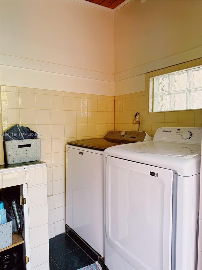 Building Photo - 1075 NE 120th St