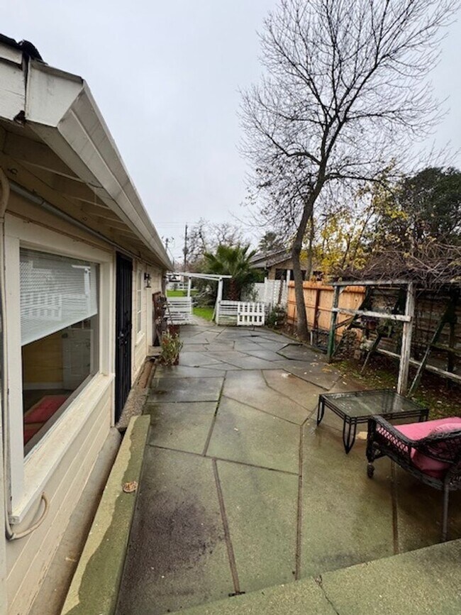 Building Photo - SHAS2352