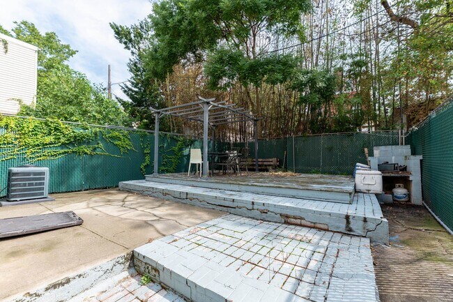 Building Photo - 80 Linden Ave