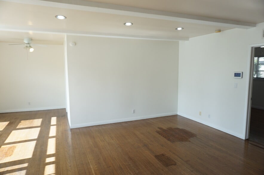Building Photo - 5540 Balboa Blvd