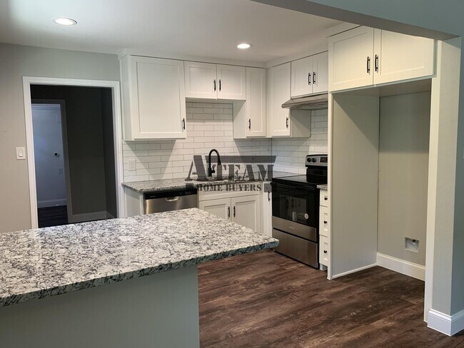 Building Photo - Remodeled 3 Bed 2 Bath Home!
