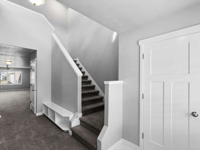 Building Photo - Stunning Bluffdale Home