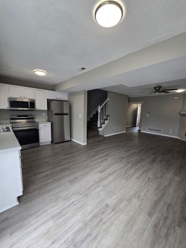 Building Photo - Renovated Duplex for rent