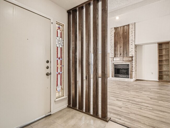 Building Photo - Northwest Hills 2/2 with Study, Large Gara...
