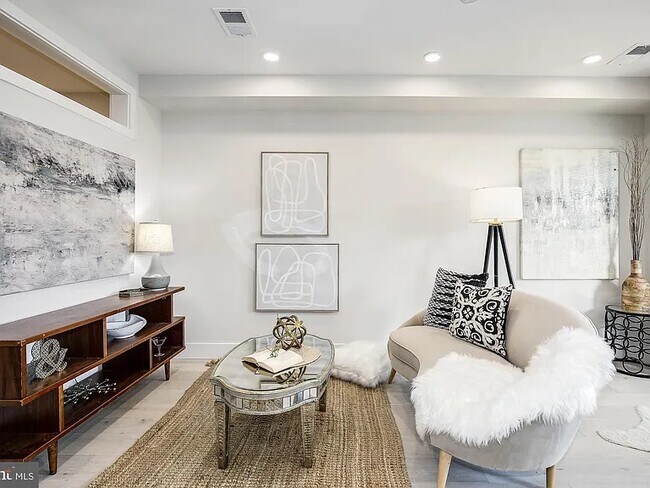 Building Photo - 2556 University Pl NW