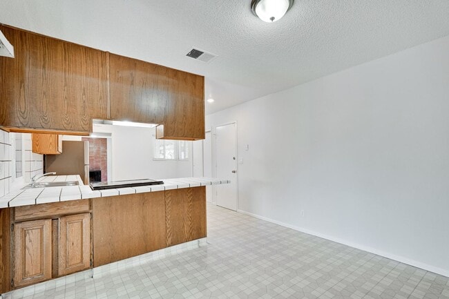 Building Photo - Spacious 3 Bedroom 2 Bath Home with 2 Car Garage and Central Air Conditioning