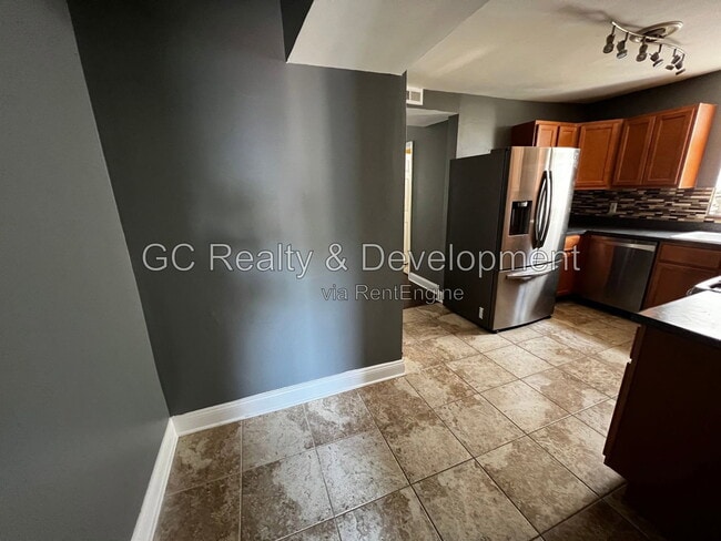 Building Photo - 2840 N Maplewood Ave