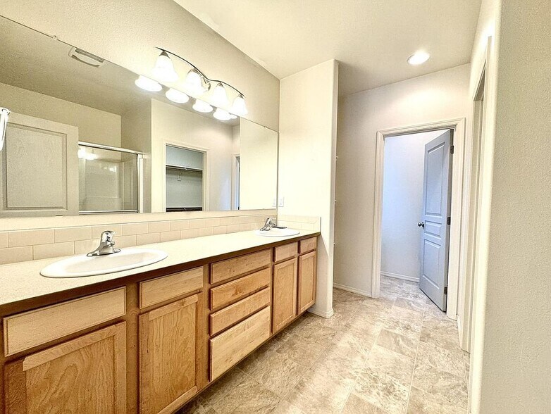 Building Photo - 21123 SE Azalia Ave