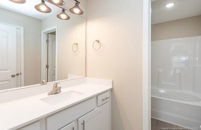 Building Photo - 892 Kingscote Dr