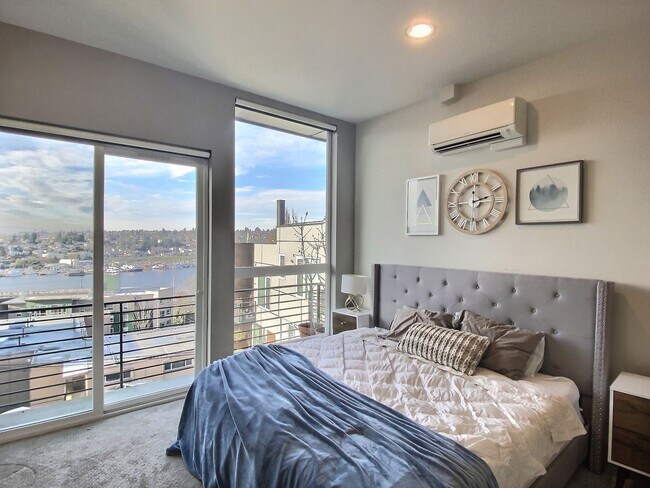 Building Photo - 2 Bed + Den 2 Bathroom Eastlake Townhome with Spectacular Views
