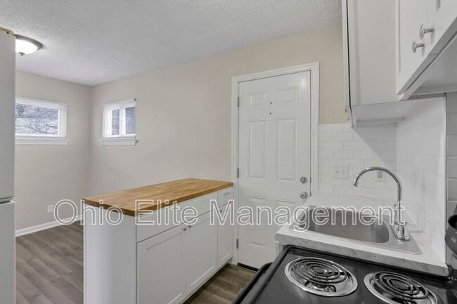 Building Photo - 898 Racine Ave