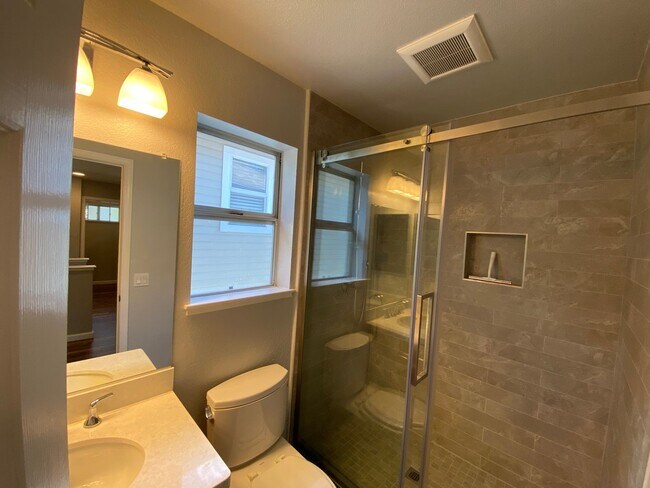 Building Photo - ALMADEN LAKE - Updated townhome with centr...