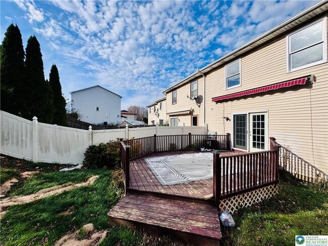 Building Photo - 235 Vista Dr