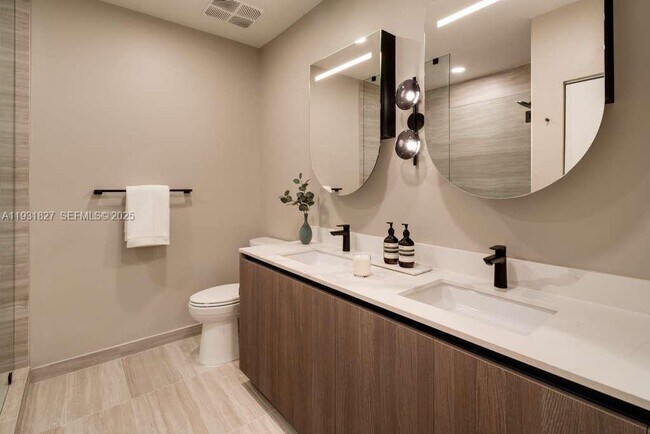 Building Photo - 580 72nd St