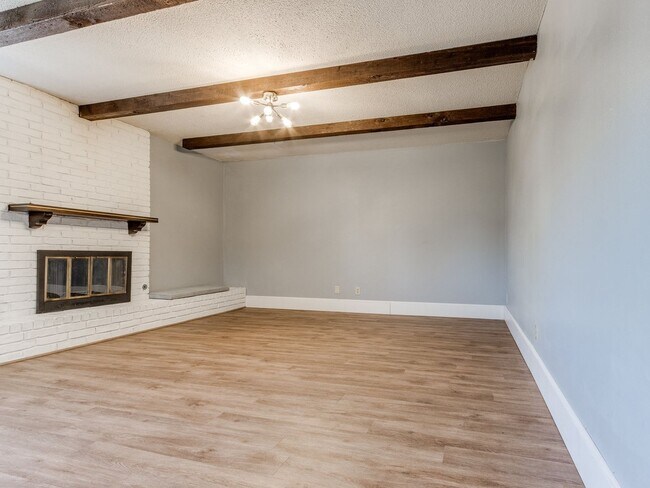 Building Photo - 3 Bed 2 Bath 2 Car Garage in Shawnee!