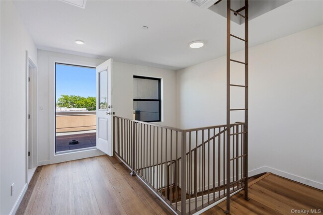 Building Photo - 62-45 60th Pl