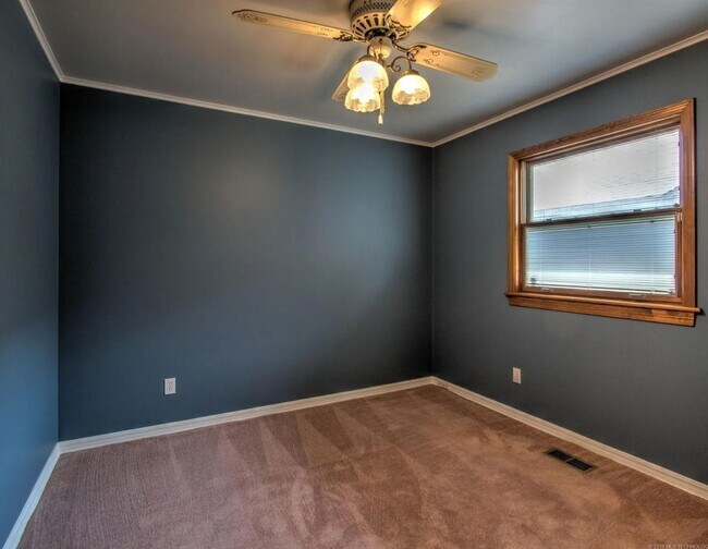 Building Photo - 3 bed 2 Bath, 2 car garage!