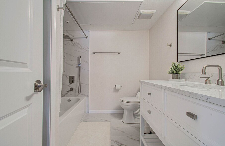 Building Photo - 845 Augusta Dr