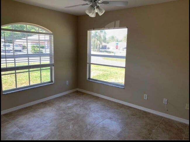 Building Photo - Charming 4 bed - 2 bath in North Port, Available Now!