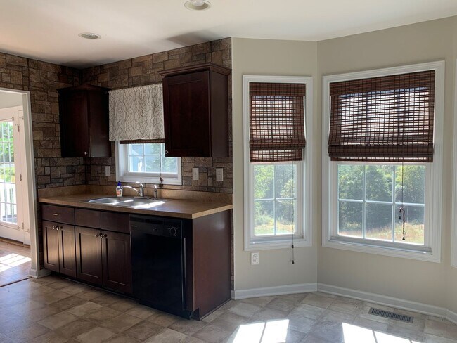 Building Photo - 4 Bedroom House in Madison Heights