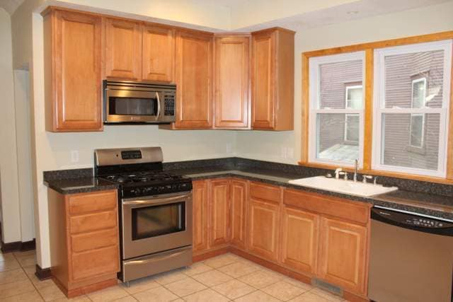 Building Photo - Spacious, 5bd, 2.5 renovated home in Midwa...
