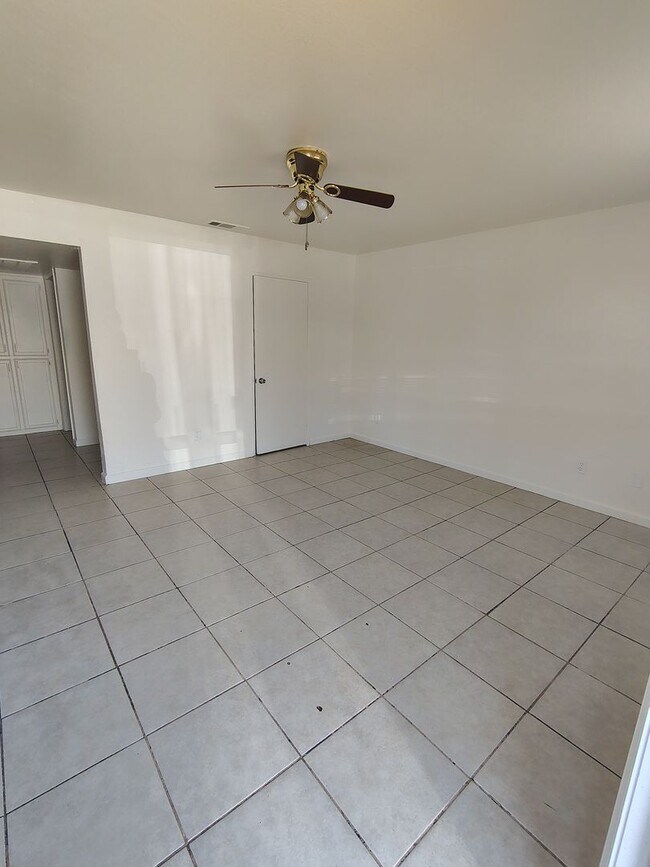 Building Photo - 2 Bed / 1 Bath – Gated Unit with Private Patio | Bakersfield