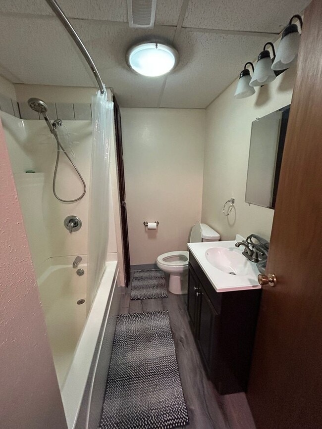 Building Photo - 3470 S Hillcrest Dr