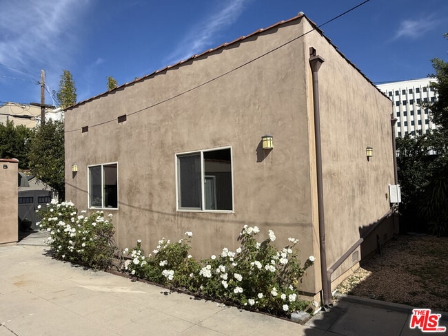 Building Photo - 735 S Citrus Ave