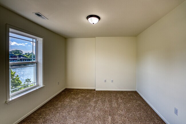 Building Photo - 204 E Sunset Cove Ln